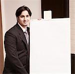 Porträt eines Kaufmanns, die Präsentation in der Nähe ein whiteboard