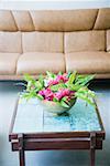 Nahaufnahme einer Schale Blumen auf einem Tisch in einem Wohnzimmer
