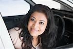 Porträt einer jungen Frau in einem Auto sitzen und Lächeln