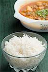 Nahaufnahme von einer Schale aus weißem Reis und eine Schale mit curry