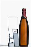 Nahaufnahme einer Bierflasche mit einem Glas und einem Flaschenöffner