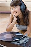Gros plan d'une jeune femme portant vos écouteurs et écouter de la musique