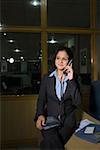 Femme parlant au téléphone dans un bureau