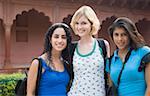 Portrait de trois jeunes femmes rassemblés et souriant, Taj Mahal, Agra, Uttar Pradesh, Inde