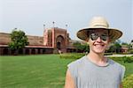 Nahaufnahme eines jungen Mannes lächelnd vor einem Mausoleum, Taj Mahal, Agra, Uttar Pradesh, Indien