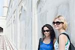 Gros plan des deux jeunes femmes souriantes, Taj Mahal, Agra, Uttar Pradesh, Inde