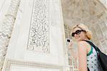 Vue d'angle faible d'une jeune femme de prendre une photo d'un mausolée, Taj Mahal, Agra, Uttar Pradesh, Inde