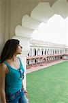 Young Woman standing in einem Mausoleum, Taj Mahal, Agra, Uttar Pradesh, Indien