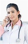 Portrait d'une femme médecin parlant sur un téléphone mobile