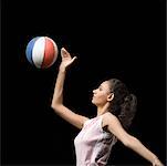Profil de côté d'une jeune femme jouant au volleyball