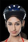 Portrait d'une jeune femme portant un casque de vélo