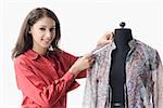 Porträt eines weiblichen Fashion Designers messen die Hülle eines Hemdes