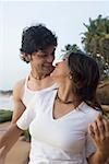 Jeune couple romancing sur la plage, Goa, Inde