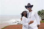 Jeune couple debout sur la plage