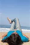 Jeune femme allongée sur la plage