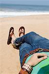 Vue en coupe basse d'un homme allongé sur la plage