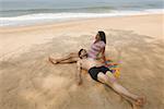Erhöhte Ansicht von einem jungen Paar Entspannung am Strand