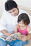 Mi homme adulte lire un livre avec sa fille