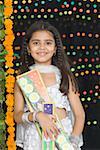 Portrait d'une jeune fille tenant les craquelins de diwali