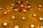 Vue grand angle sur un rangoli diwali décorée de lampes à l'huile