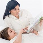 Jeune fille lisant un livre avec sa mère
