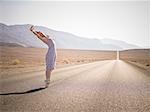 Frau tanzen in Death Valley, Kalifornien, USA