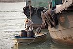 Homme chargement bateau, Tai O, l'île de Lantau, Chine