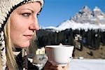 Frau trinken Trinken, Tre Cime di Lavaredo Misurina, Auronzo di Cadore, Belluno, Region Venetien, Italien