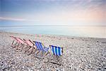 Pliant les chaises sur la plage, la bière, Devon, Angleterre