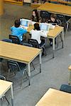 Schüler mit Laptops in Bibliothek