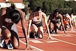 Coureurs dans les starting-blocks