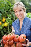 Portrait de femme tenant panier de tomates