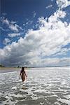 Frau am Strand, Costa Rica