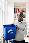 Homme d'affaires avec bac de recyclage