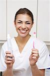 Portrait de dentiste avec la brosse à dents