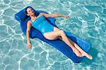 Femme sur le dispositif de flottaison en piscine, Florida, USA