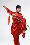 eine Frau im roten Kleid chinesische Kungfu mit einem Schwert üben