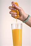 Frau quetschen Orange, Orangensaft machen