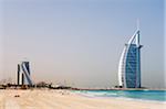 Plage de Jumeirah et le Burj Al Arab Hotel, Dubai, unissent Arab villes