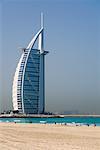 La plage de Jumeirah et le Burj Al Arab Hotel, Dubai, Émirats Arabes Unis