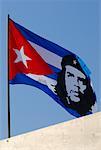 Kubanische Flagge mit Bild von Che Guevara