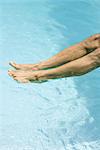 Mann, die Füße in Schwimmbad, zugeschnittenen Ansicht eintauchen