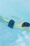 Mann Schwimmen unter Wasser im Schwimmbad, erhöhte Ansicht