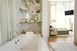 Luxus Hotel-Badezimmer mit großer Badewanne, Schlafzimmer im Hintergrund