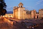 Gens dans la rue de la cathédrale, le parc de l'Alameda, Oaxaca, Mexique