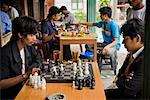 Joueurs d'échecs dans le Restaurant, Lingga, North Sumatra, Indonésie