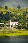 Traditionelle Gebäude am Seeufer, Lake Toba, Sumatra, Indonesien