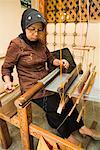 Femme travaillant au métier à tisser, Pandai Sikat, Sumatra, Indonésie