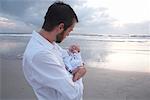 Portrait du père avec nouveau-né bébé sur la plage