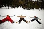 Femmes faisant des anges de neige